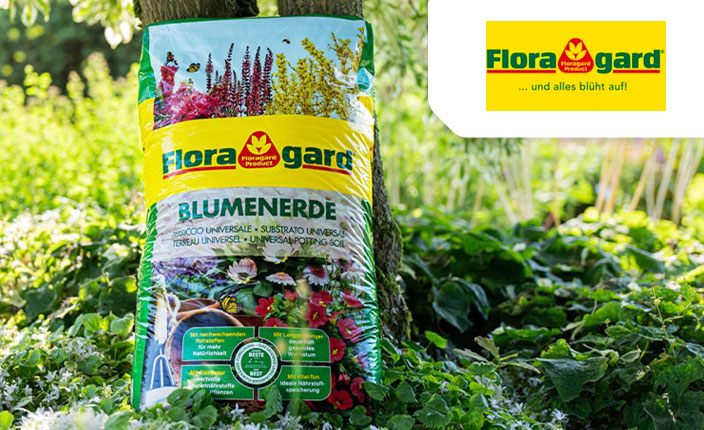 Blumen erde von Floragard an einem Baum angelehnt