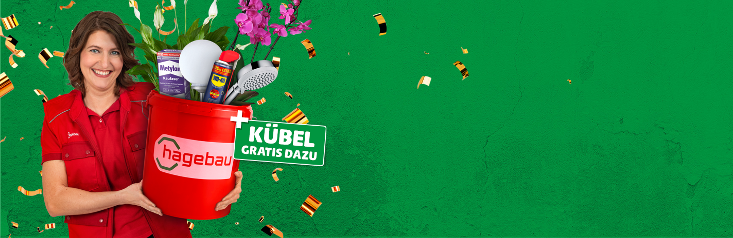 Hagebau Marktexperting hällt Kübel mit Produkten gefüllt