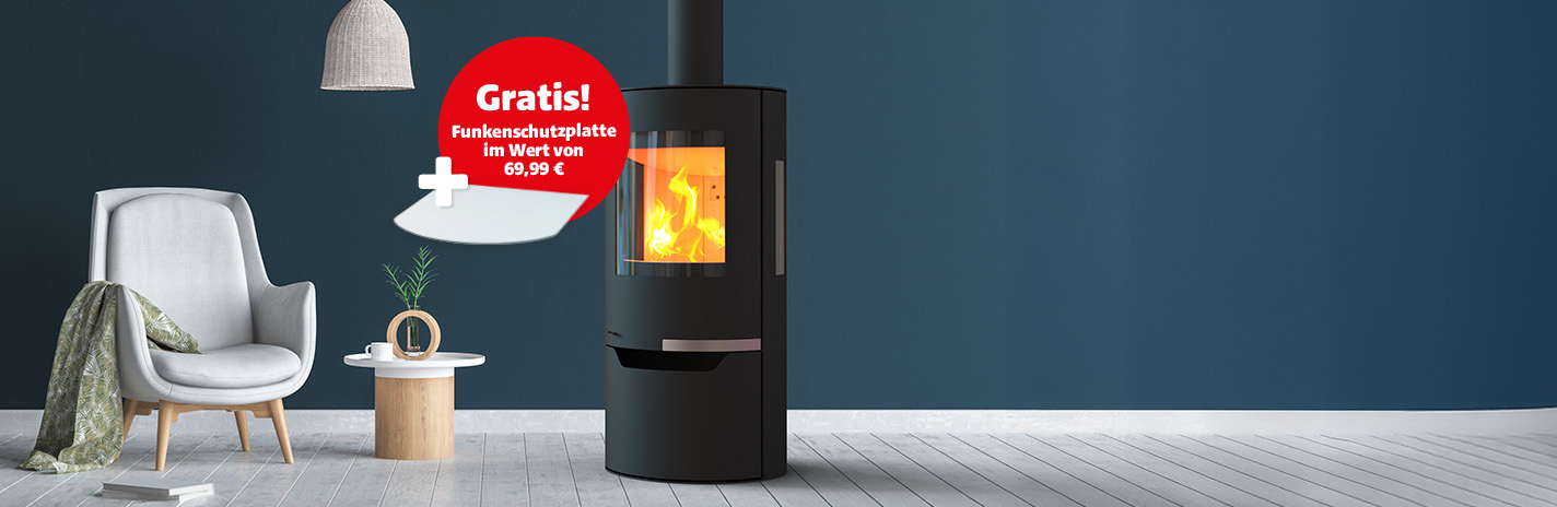 Ein brennender schwarzer Kaminofen. Gratis Funkenschutzplatte im Wert von 69,99 €