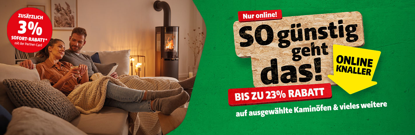 Eine Frau und einem Mann sitzen auf einem Sofa. Im Hintergrund befindet sich ein brennender Kaminofen. So günstig geht das! Bis zu 23% Rabatt auf ausgewählte Kaminöfen, Grillzubehör & vieles weitere.