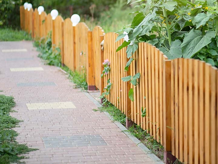 Holzzaun mit grünem Garten
