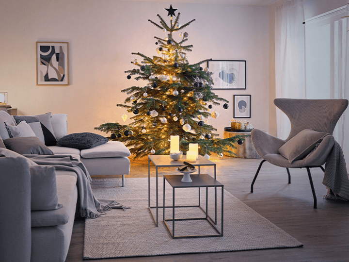 Wohnzimmer mit Weihnachtsbeleuchtung und Deko